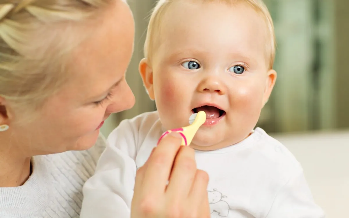 Chăm sóc răng miệng cho trẻ bị nhiệt miệng