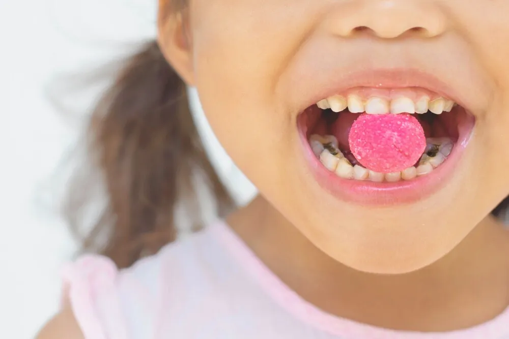 Vì sao trẻ nhỏ ăn kẹo dễ bị sâu răng?