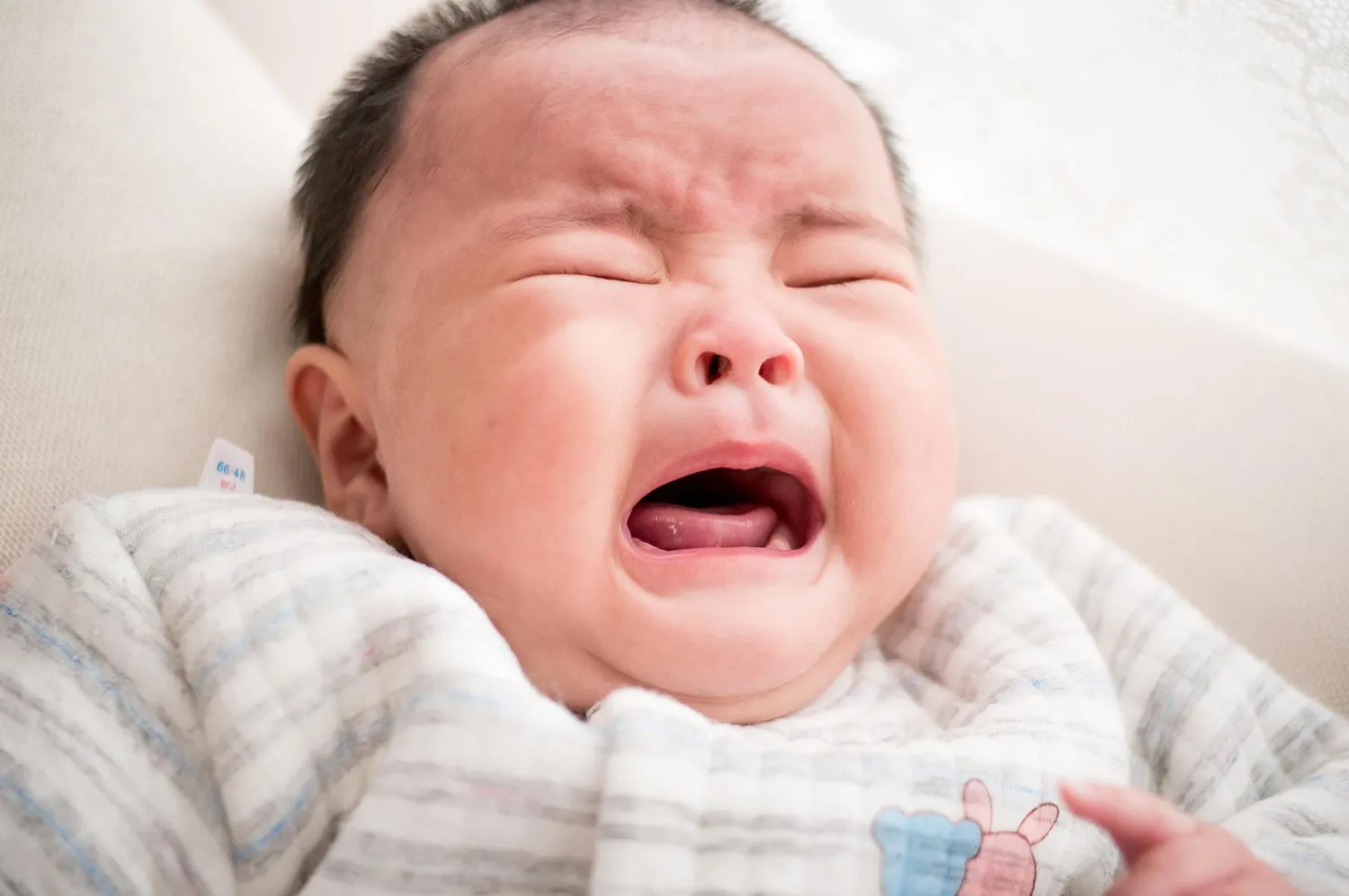 Thường xuyên quấy khóc là hiện tượng mọc răng ở trẻ