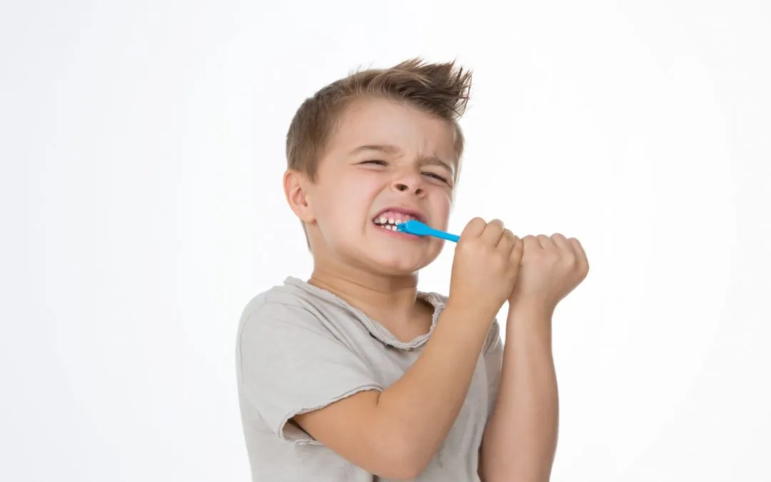 Chải răng sai cách gây ê buốt răng