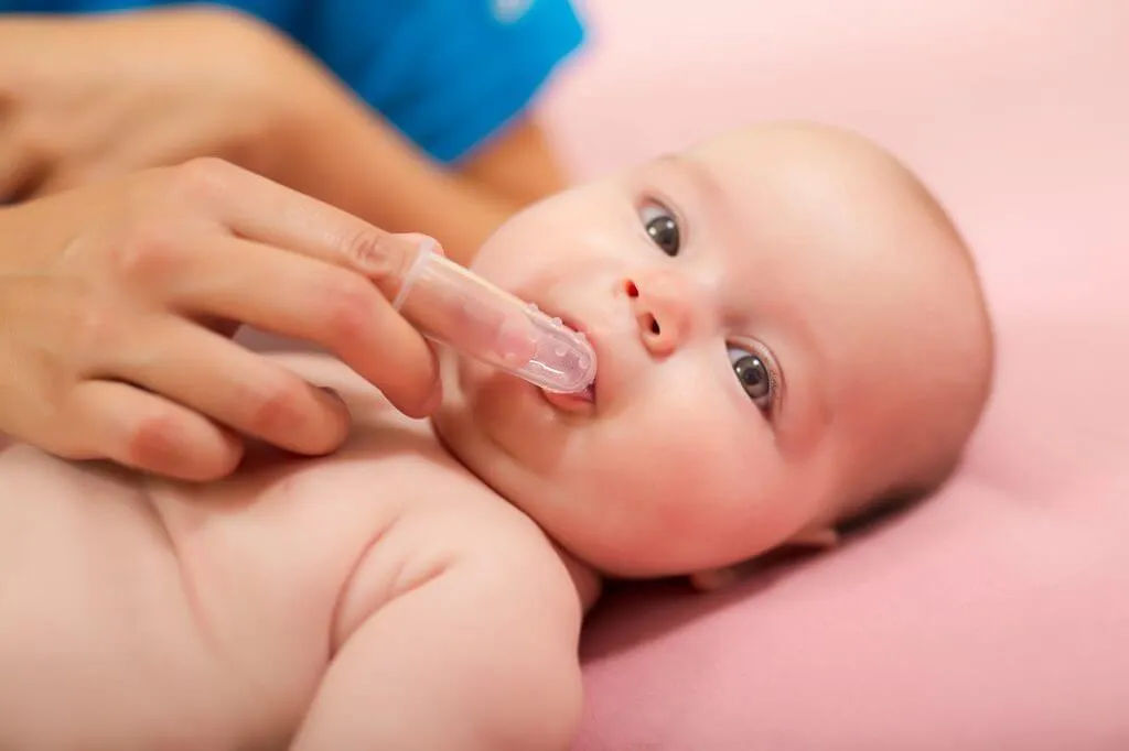 Vệ sinh miệng cho trẻ thường dùng các loại bôi gel chăm sóc nướu
