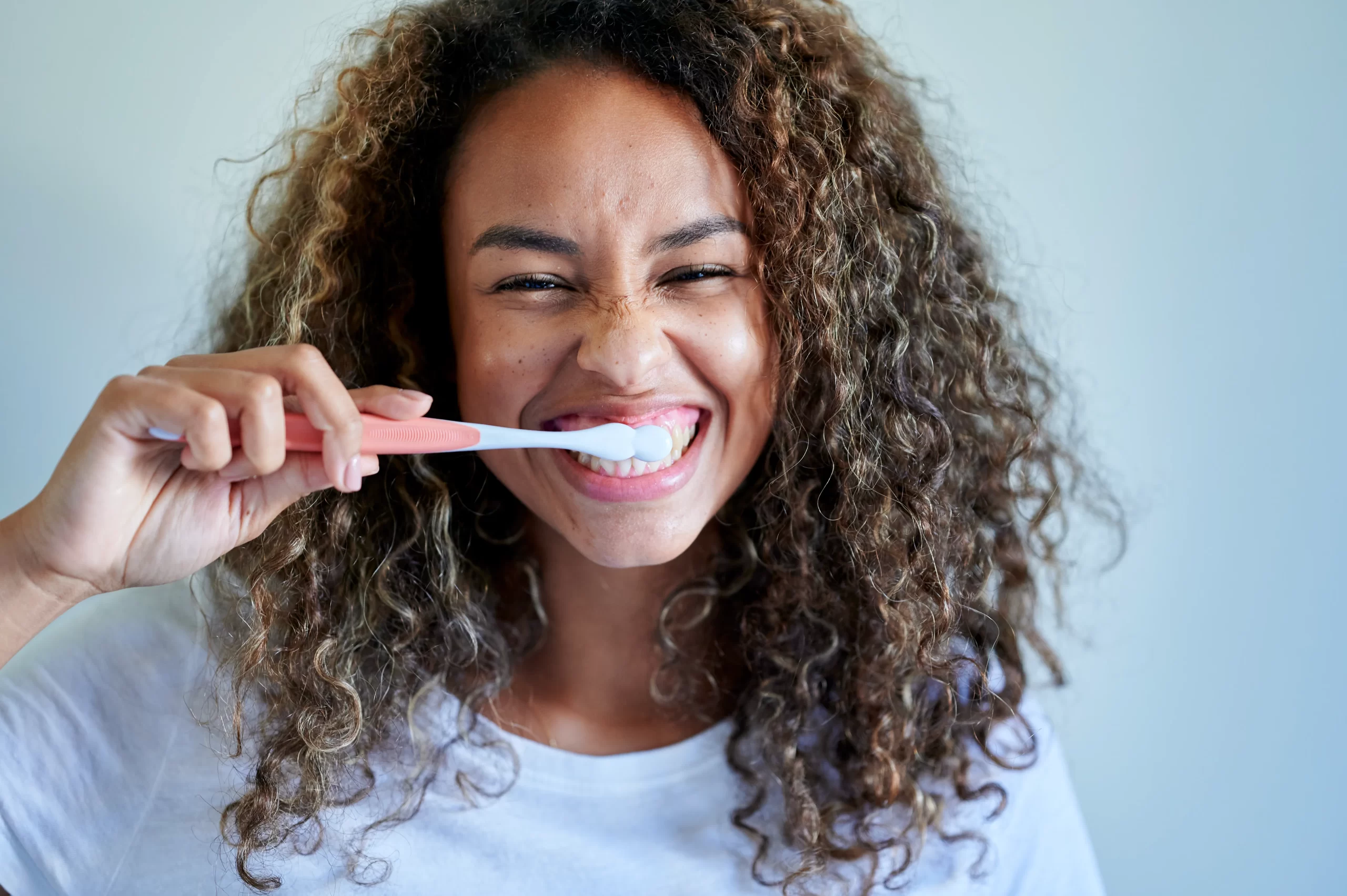 Đánh răng không đúng cách có nguy cơ gây sâu răng nhẹ