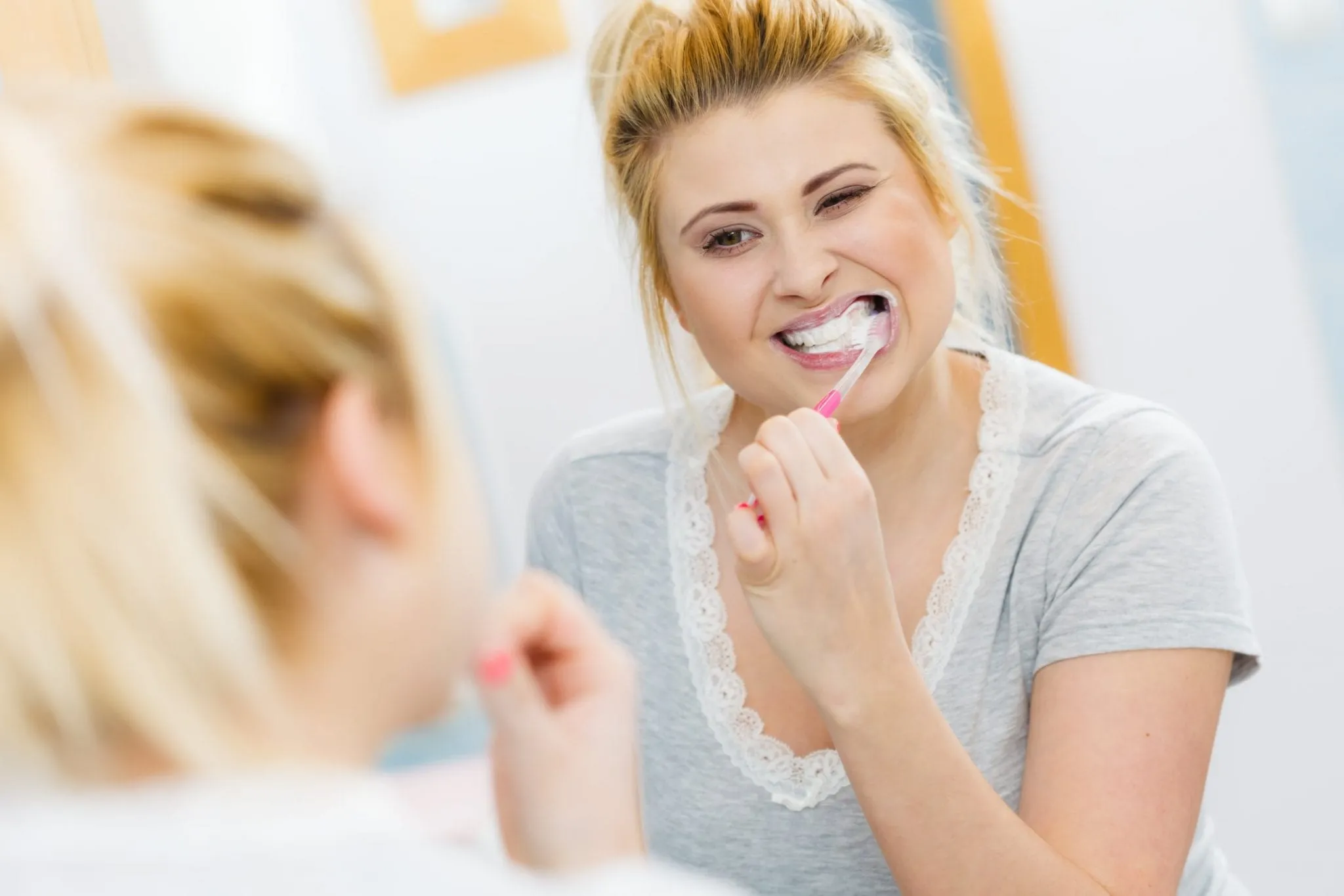 Đánh răng ngay sau khi ăn là thói quen không tốt trong vệ sinh răng miệng