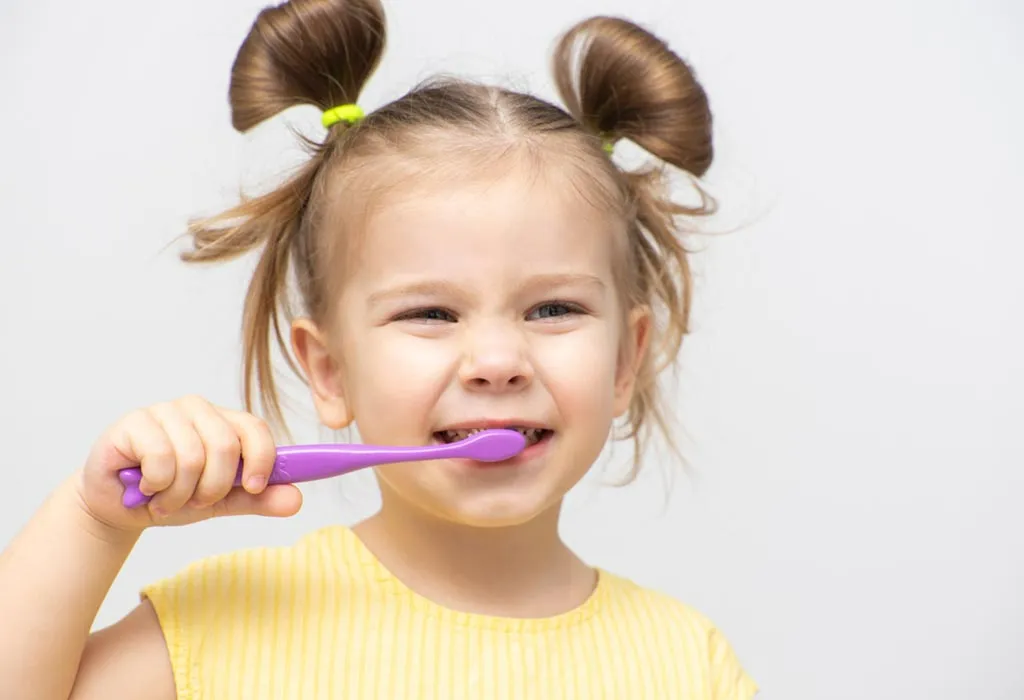 Đánh răng cho bé 2 lần/ ngày để làm sạch mảng bám và ngừa sâu răng 