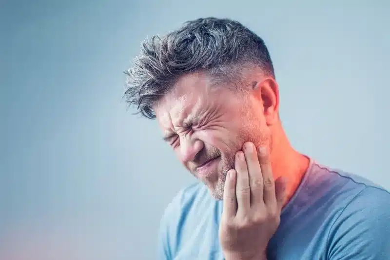 Đau răng dữ dội là tác hại khi bị sâu răng nặng 