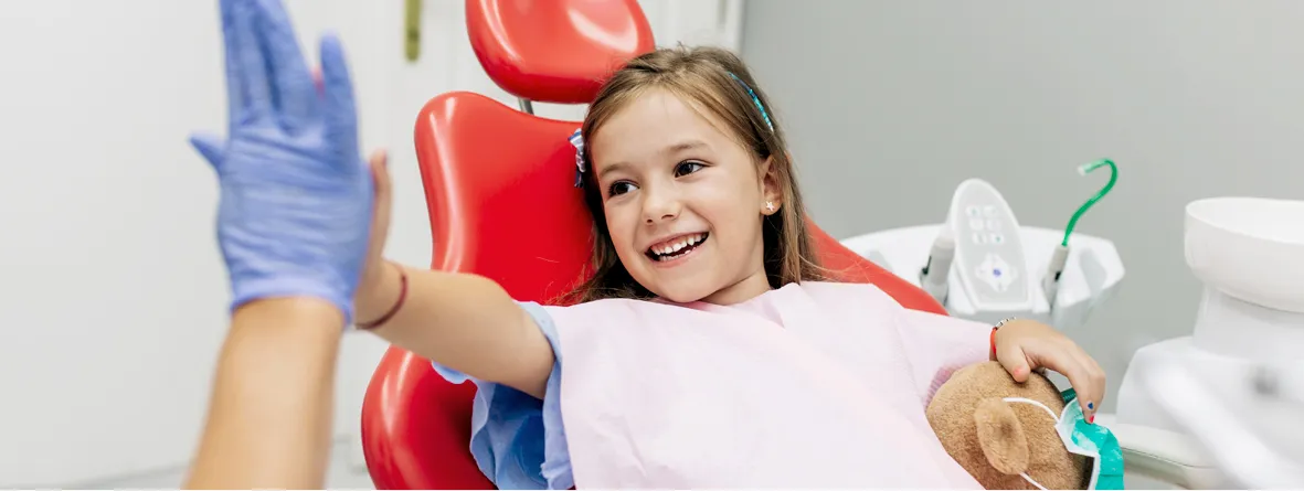 Hãy đưa trẻ đi khám nha khoa định kỳ để ngăn chặn sớm tình trạng sún răng của trẻ