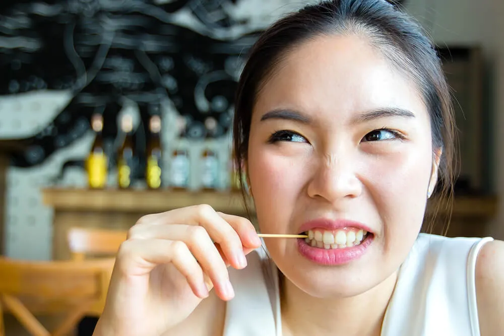Dùng tăm tre xỉa răng làm tăng nguy cơ sâu kẽ răng