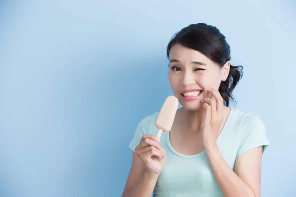 Đánh răng nhiều lần trong 1 ngày có thể dẫn đến mòn men răng khiến răng nhạy cảm dễ ê buốt