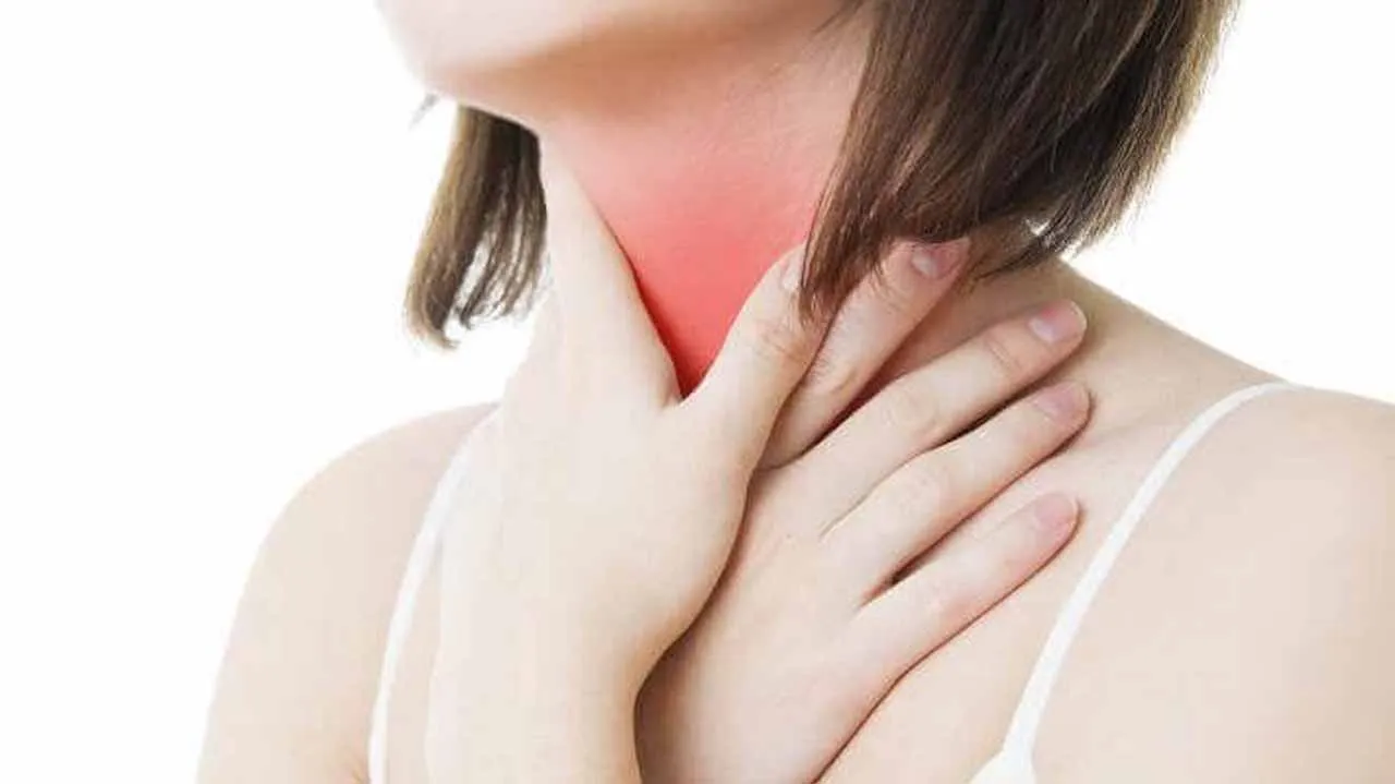 Súc miệng nước muối giúp giảm đau họng