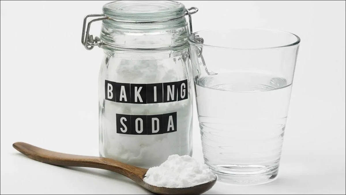 Hỗn hợp giữ baking soda với nước giúp tẩy trắng răng