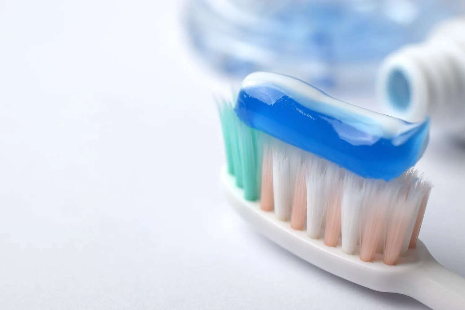 Fluoride trong kem đánh răng giúp bổ sung men răng, giúp răng chắc khỏe