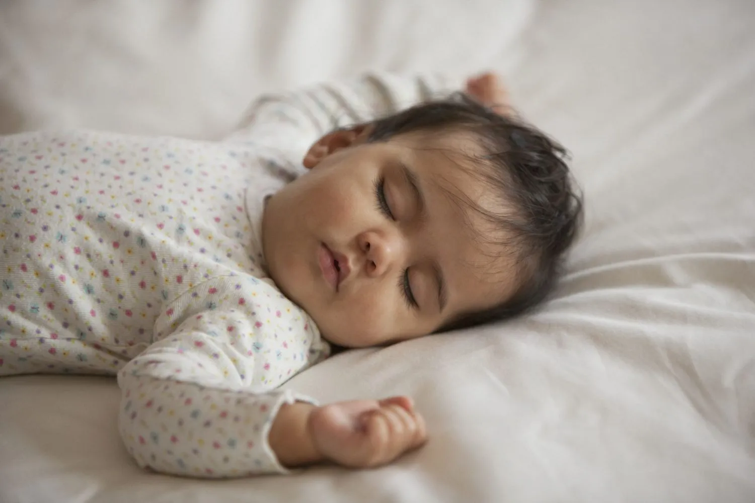 Khi trẻ sơ sinh bị nhiệt miệng cần được nghỉ ngơi nhiều hơn