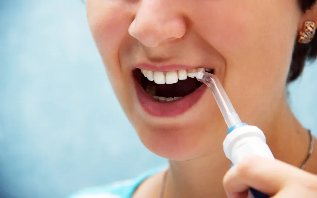 Làm sạch kẽ răng và khoang miệng bằng tăm nước sau mỗi lần ăn xong để tránh tích tụ mảng bám