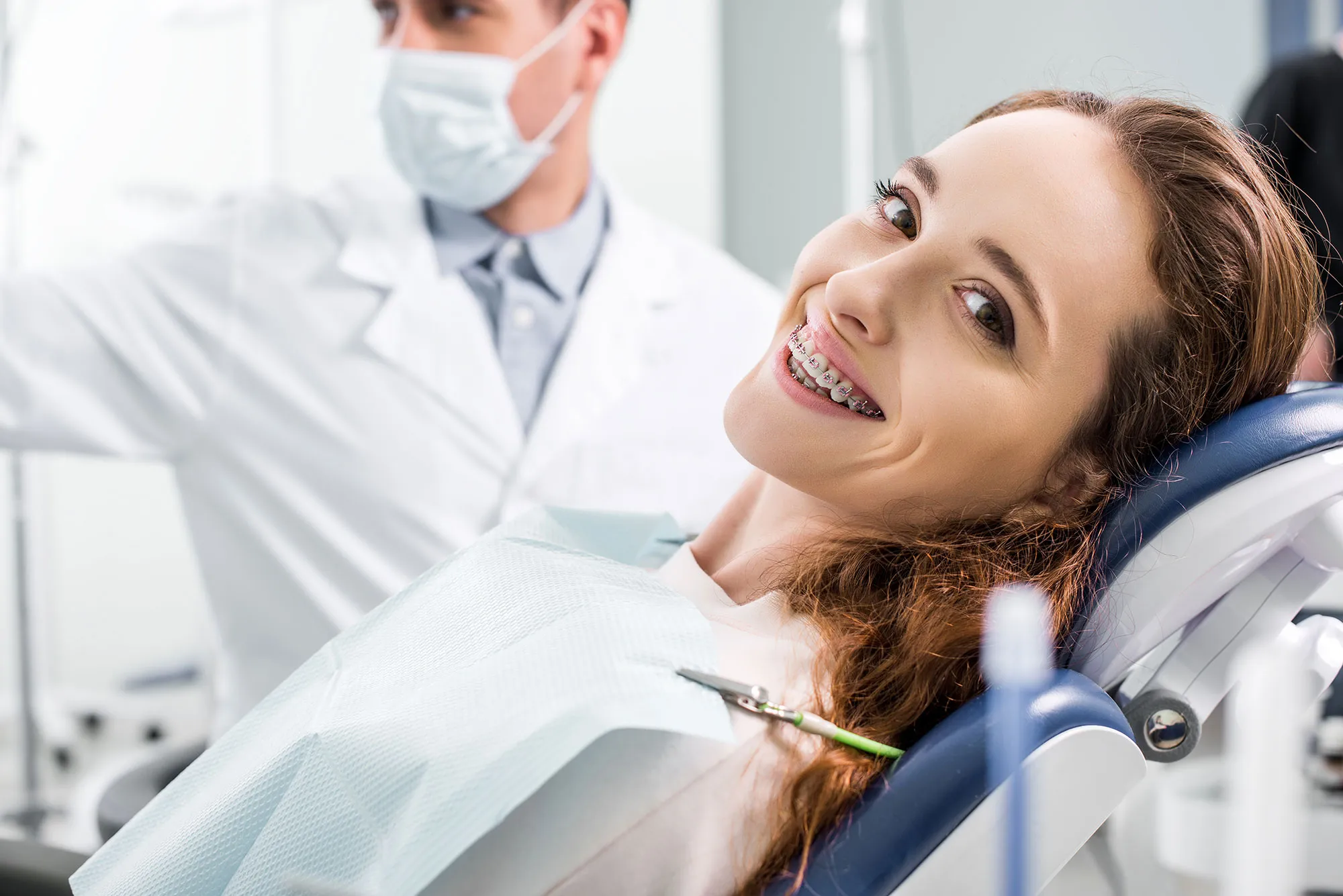 Sau khi gắn mắc cài, nha sĩ thường sẽ đưa cho bạn 1 ít sáp niềng răng
