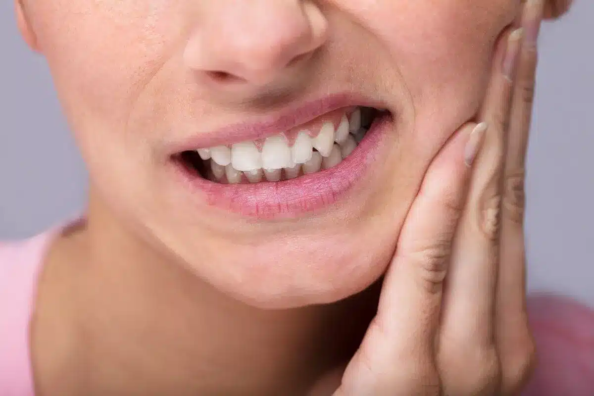 Tổn thương men răng dễ dẫn đến ê buốt răng