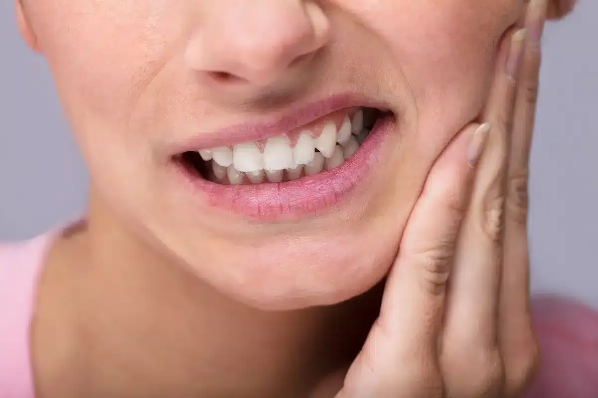 Nghiến răng cũng có thể mòn răng 