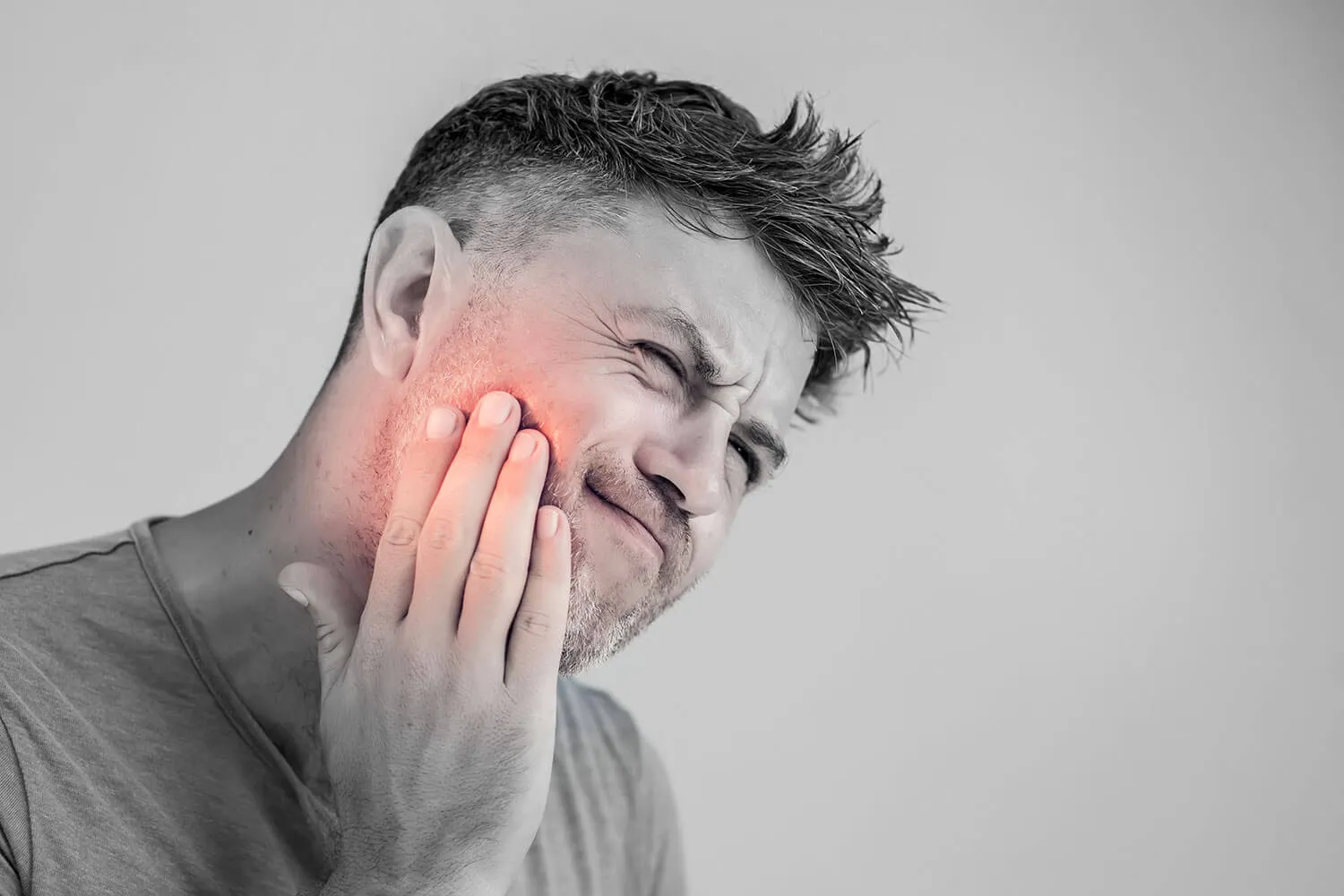 Đau nhức kéo dài là biểu hiện phổ biến của tình trạng nhiễm trùng chân răng