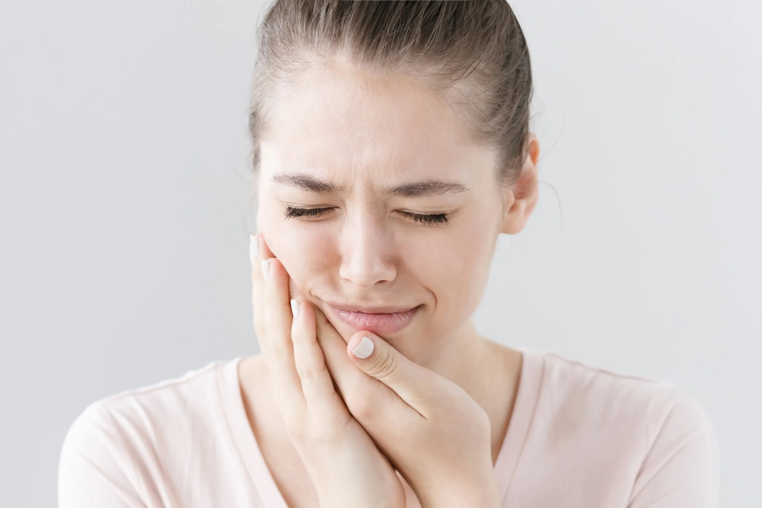 Mẻ răng có thể làm tổn thương niêm mạc miệng gây loét và đau nhức