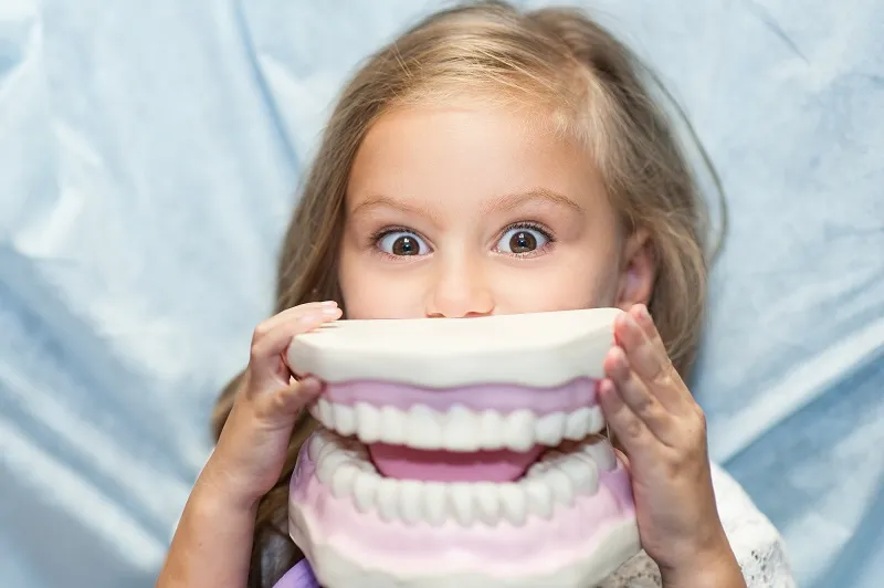 Ba mẹ hãy loại bỏ các thói quen xấu ở trẻ để giảm nguy cơ sún răng
