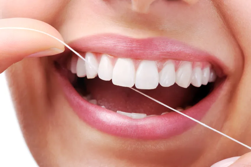 Sử dụng chỉ nha khoa tăng khả năng làm sạch răng miệng
