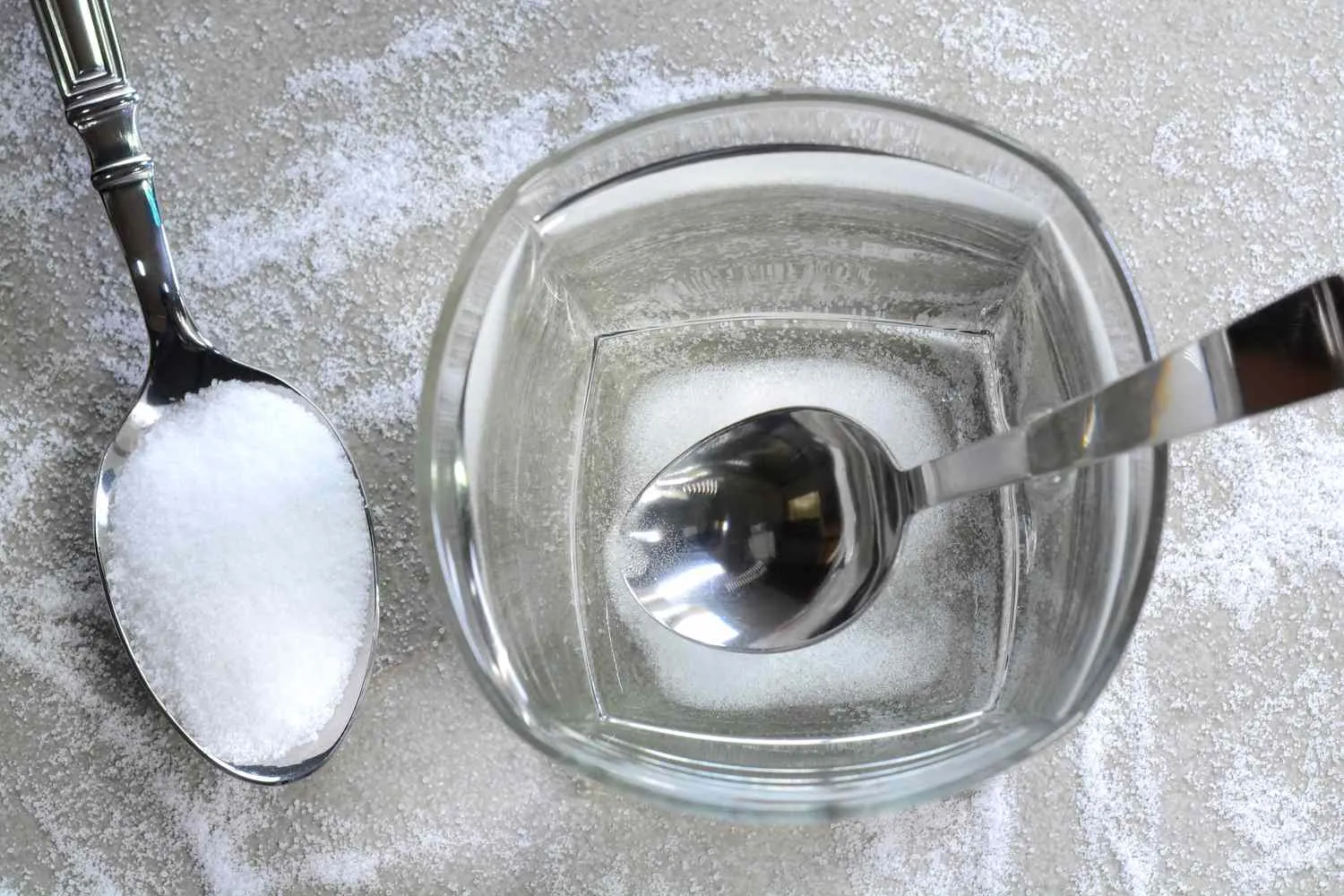 Sử dụng nước muối để sát khuẩn và hạn chế viêm