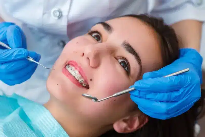 Đến nha khoa đúng lịch hẹn để quá trình niềng răng diễn ra thành công