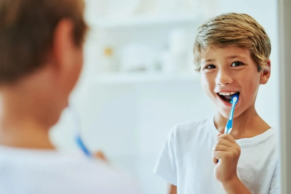 Không vệ sinh răng miệng sạch sẽ là nguyên nhân chủ yếu khiến trẻ bị hôi miệng